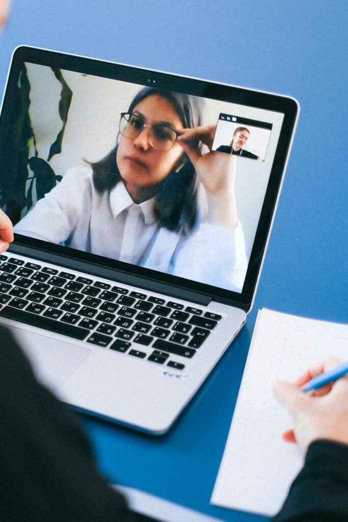 AI-powered meeting assistant recording and summarizing an online session in 2026